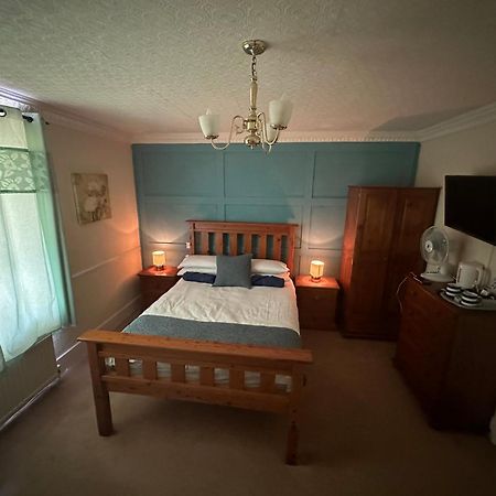 The Penruddocke Arms Bed & Breakfast Dinton  Bagian luar foto