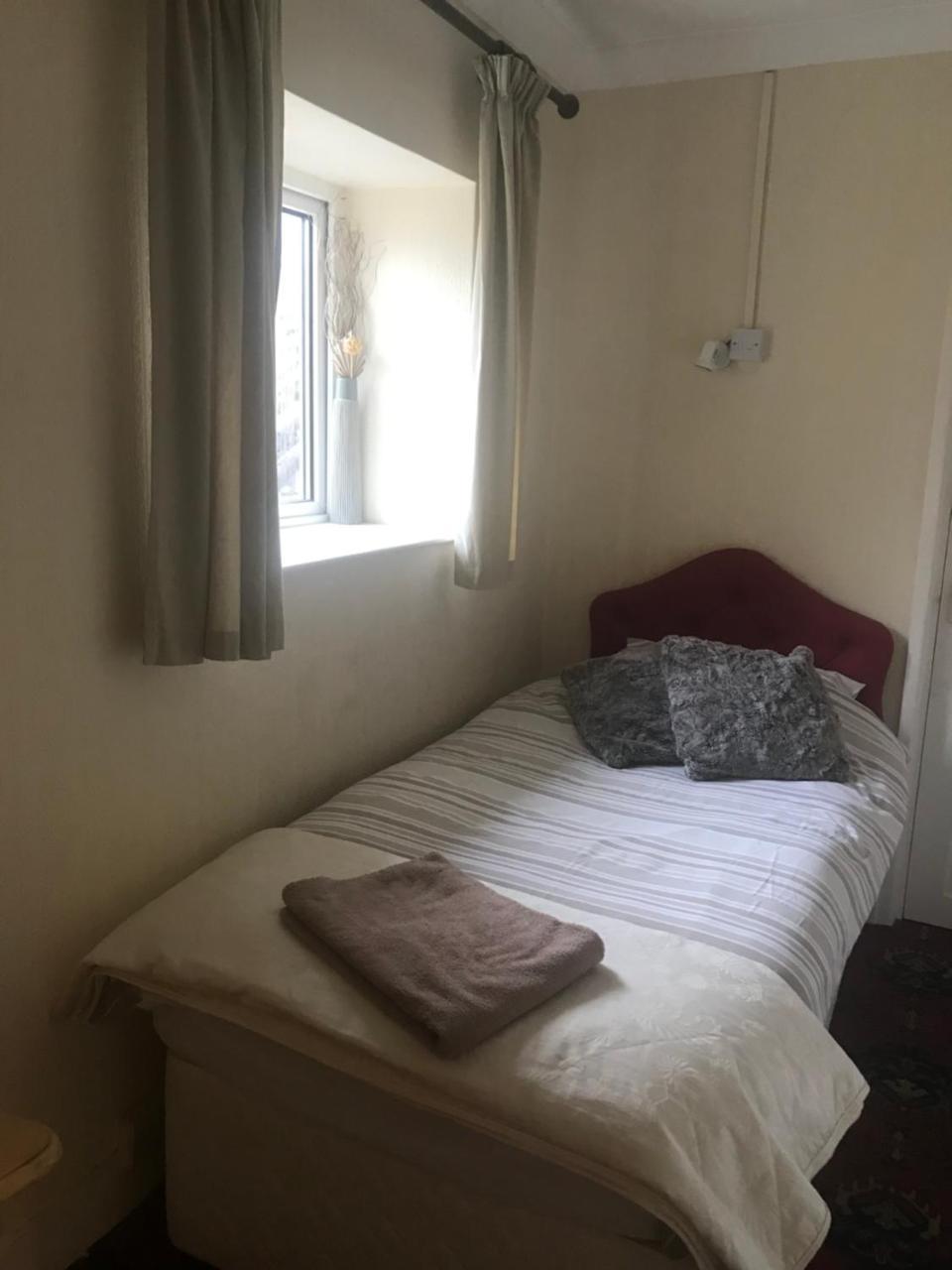 The Penruddocke Arms Bed & Breakfast Dinton  Bagian luar foto