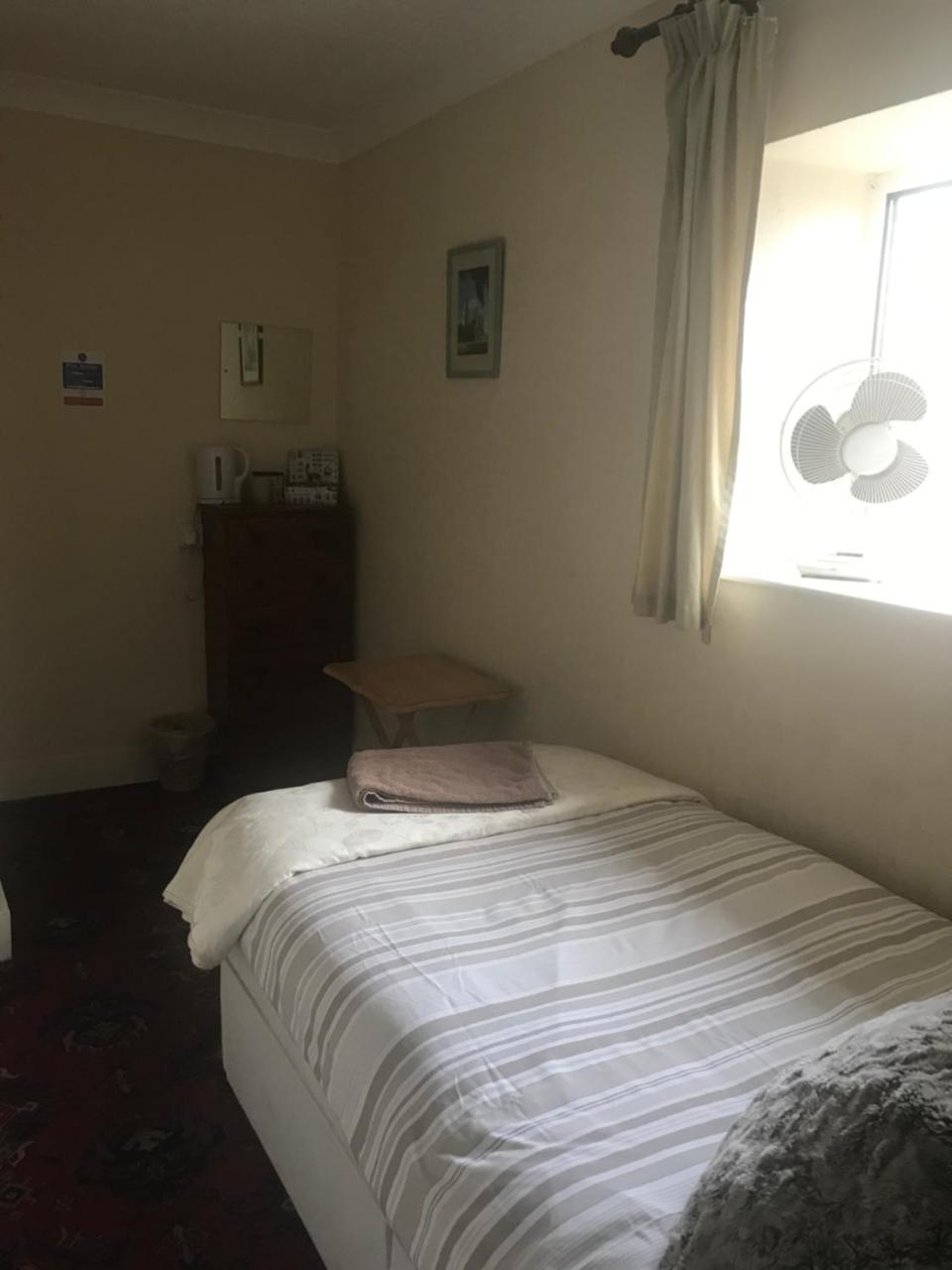 The Penruddocke Arms Bed & Breakfast Dinton  Bagian luar foto